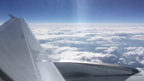 Turbinenansicht-Aus-Einem-Flugzeug,-Das-über-Den-Weißen-Wolken-In-Europa-Fliegt