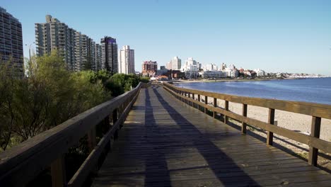 Beach-boardwalk-with-city.-Punta-del-Este,-Uruguay