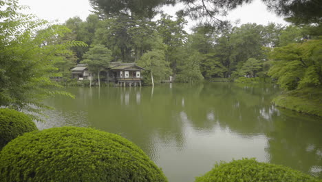 Natürlicher-Blick-Auf-Den-Kasumi-teich-Im-Garten-Kenroku-en-Mit-Einem-Teehaus-Im-Hintergrund