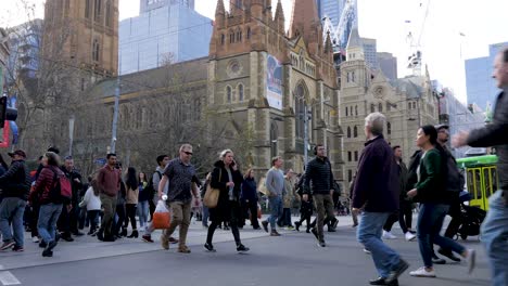 melbourne-daytime-traffic-footages-commuters-walking-intersection-in-Melbourne-CBD-melbourne-public-transport-melbourne-tram,-melbourne-train,-melbourne-bus