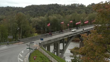Brücke-über-Einen-Fluss-Im-Herbst