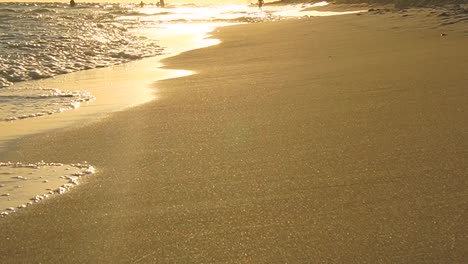 Die-Goldene-Sonne-Spiegelt-Sich-Im-Goldenen-Wasser-Eines-Weißen-Florida-Strandes-Wider