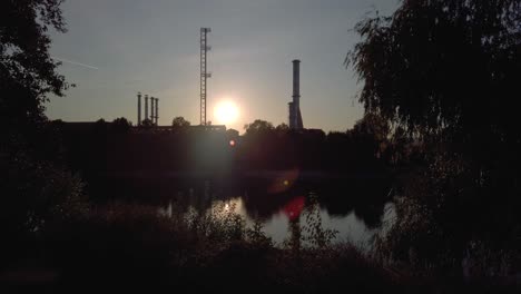 Industriegebäude-An-Einem-Flussufer