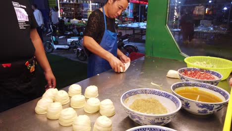 Xian,-China---August-2019:-Mann,-Der-In-Einer-Kleinen-Lokalen-Bäckerei-Auf-Der-Straße-Im-Muslimischen-Viertel-Hackfleisch-Gefüllte-Gebäckstücke-Herstellt