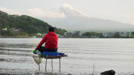 Fischer-Sitzt-Auf-Einem-Stuhl-Im-Kawaguchiko-see-Und-Wartet-Auf-Einen-Fang