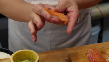 Ein-Koch,-Der-Lachs-Sashimi-Zubereitet.-Rohe-Meeresfrüchte