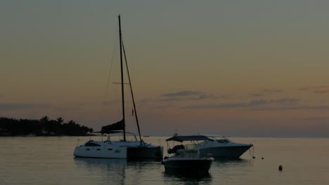Ein-Katamaran-Und-Zwei-Weitere-Boote-Ankerten-Kurz-Vor-Sonnenaufgang