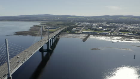 Eine-Luftaufnahme-Von-Inverness-Mit-Der-Kessock-Bridge-Links-Vom-Rahmen-An-Einem-Sonnigen-Sommermorgen