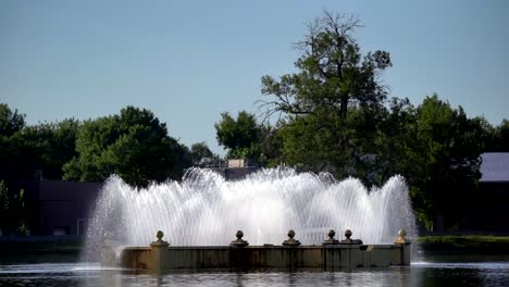 Water-fountain-in-slow-motion-in-Denver-City-Park,-Denver-Colorado