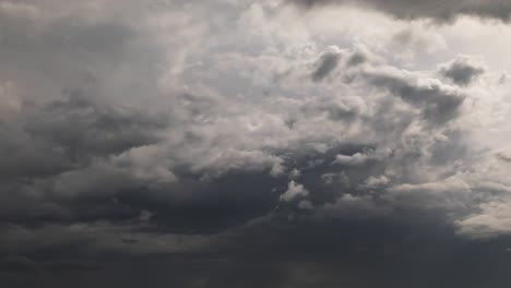 Lapso-De-Tiempo-Del-Cielo-Tropical-De-La-Tarde-Con-Nubes-Plateadas-Que-Pasan-De-Oscuro-A-Claro