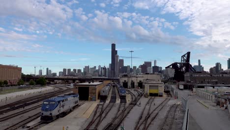 Zeitraffer-Einer-Stadtsilhouette-Und-Eines-Bahnhofs-Chicago-4k