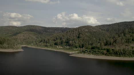 Toma-Escénica-De-Drones-De-Un-Hermoso-Lago-Al-Atardecer-En-El-Parque-Nacional-De-Harz,-Alemania,-Europa