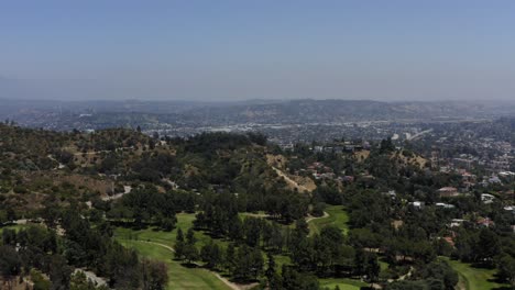 Luftaufnahme,-Die-Einige-Verschiedene-Häuser-über-Den-Bergen-Von-Los-Angeles-Zeigt-Und-Dann-Die-Berge-Selbst-Zeigt