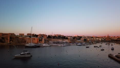 Zeitraffer-Video-Aus-Malta,-Kalkara-Gebiet,-Stadtbild-Bei-Sonnenuntergang