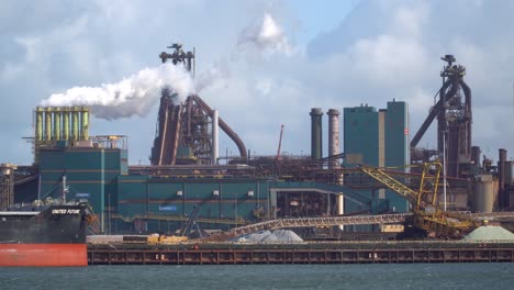 Rohre-Mit-Emission-Durch-Stahlwerk-Auf-Der-Hafenseite-Am-Hellichten-Tag
