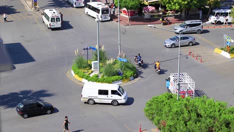 Carretera-De-Circunvalación-En-El-Centro-De-Kusadasi,-Turquía-Y-Vehículos-Que-Circulan-Por