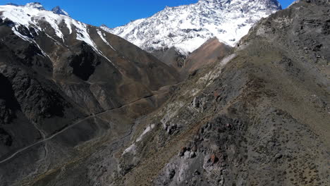Ascendiendo-Entre-Picos-De-Montaña-En-Los-Andes-Chilenos-4k