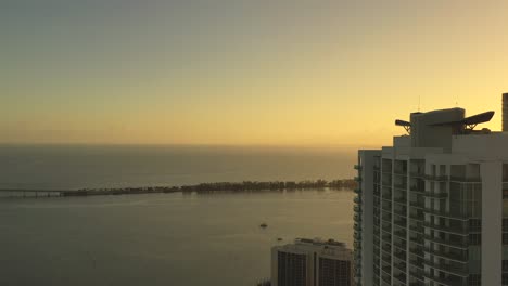 Filmische-Luftaufnahme-Des-Ikonischen-Gebäudes-Im-Brickell-Drive-In-Miami-Florida-Bei-Sonnenuntergang-Während-Der-Goldenen-Stunde