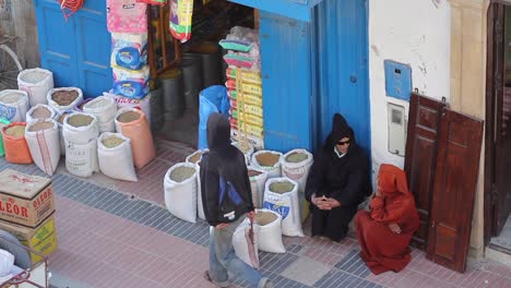 Hombres-Marroquíes-Sentados-Afuera-De-Una-Tienda-En-Essaouira,-Marruecos