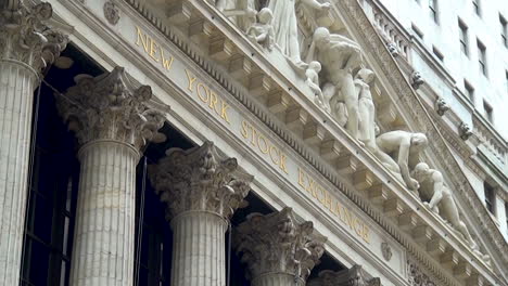 Close-up-The-intersection-of-Wall-Street-and-Broad-Street-including-landmark-buildings-of-the-New-York-Stock-Exchange-sign