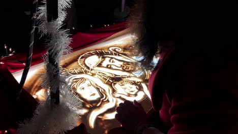 Sandgrafikzeichnung-Auf-Blitztransparenter-Glasoberfläche,-Heilige-Jesus-Weihnachtsgeschichte