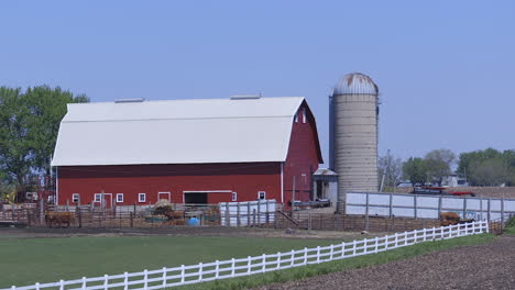 A-red-barn-and-silo-on-a-farm-in-rural-Iowa,-USA