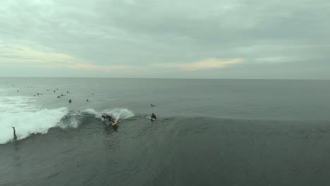 Luftaufnahme-Eines-Pro-surfers,-Der-An-Einem-Bewölkten-Tag-In-Pichilemu,-Chile-4k,-Eine-Große-Welle-Auf-Einem-Gelben-Brett-Reitet