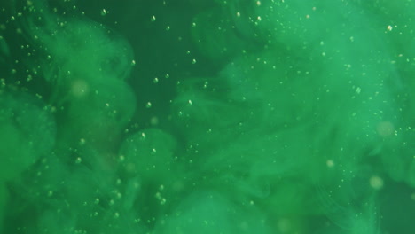 Hellgrüne-Tinte-Wird-In-Eine-Grüne-Flüssigkeit-Gespritzt