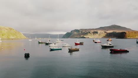 Fliegen-über-Dem-Meer-Und-Fishemans-Boote-Im-Loch-Bei-Isle-Of-Skye,-Malerische-Schottische-Insel-Mit-Felsigen-Klippenküste