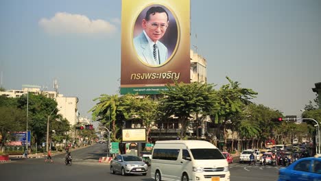 Bangkok,-Thailand---Plakat-Des-Verstorbenen-Königs-Bhumipol-Von-Thailand-An-Einem-Sonnigen-Tag-Auf-Der-Belebten-Straße-Zu-Sehen---Weitwinkelaufnahme