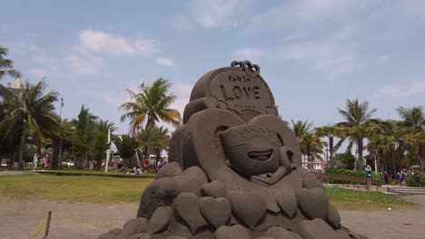 Una-Hermosa-Escultura-De-Arena-En-La-Playa-De-La-Isla-Cijin,-Kaohsiung,-Taiwán