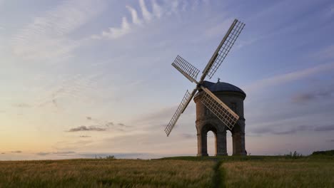 Sonnenuntergang-Im-Zeitraffer-Der-Historischen-Windmühle-Von-Chesterton-In-Einem-Weizenfeld-An-Einem-Ruhigen-Sommerabend-In-Warwickshire