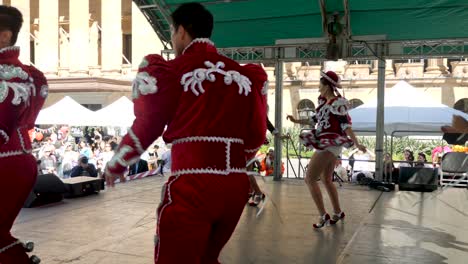 Leute,-Die-Während-Des-Koreanischen-Festivals-Lateinamerikanischen-Tanz-Mit-Kostüm-Machen