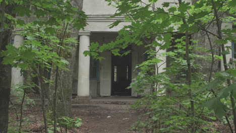 Toma-De-Un-Monumento-Radiactivo-Abandonado-En-La-Zona-De-Exclusión-De-Pripyat,-Cerca-De-La-Central-Eléctrica-De-Chernobyl,-Ucrania