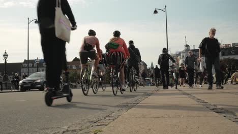 Gente-Montando-Bicicleta-En-La-Calle-De-Copenhague,-ángulo-Bajo