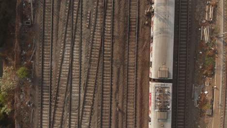 Overhead-Folgeaufnahme-Des-Lokalen-Zugs-Von-Mumbai
