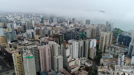 Drohnenblick-über-Lima,-Peru,-Hohe-Gebäude-Und-Das-Meer-Im-Hintergrund