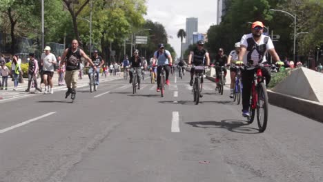 Gente-En-Bicicleta-El-Domingo-En-La-Avenida-Paseo-De-La-Reforma-En-La-Ciudad-De-México