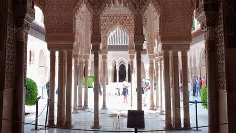 Incredible-view-of-columns-at-Lions-Court,-Alhambra,-Spain