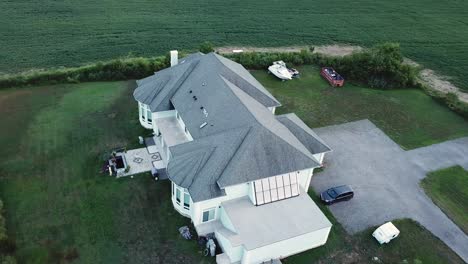Luftaufnahme-Eines-Modernen,-Gehobenen-Hauses-Mit-Sonnenkollektoren-An-Der-Küste-Von-Kent-Island,-Maryland,-USA