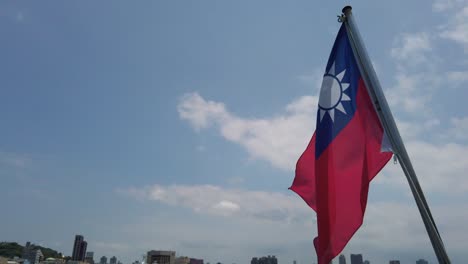 Eine-Taiwanesische-Flagge,-Die-Von-Der-Fähre-Zur-Insel-Cijin,-Kaohsiung,-Taiwan-Weht