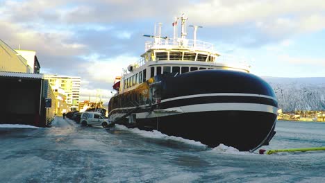 Große-Frachtfähre,-Die-Im-Winter-In-Der-Nördlichen-Stadt-Tromso-In-Norwegen-In-Einem-Hafen-Geparkt-Ist
