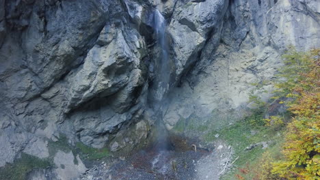 Drohne,-Die-Vor-Einem-Wasserfall-In-Den-österreichischen-Alpen-Absteigt