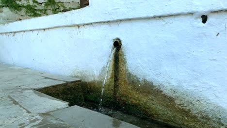 Sauberes-Wasser,-Das-Aus-Dem-Rohr-In-Den-Graben-Fließt