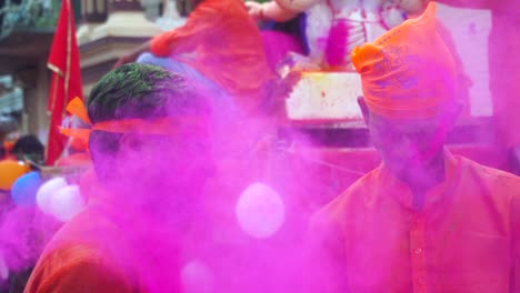 Jugando-Holi-Con-Colores-En-Visarjan-En-El-Festival-Ganesh-De-La-India