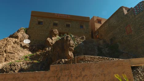 Típicas-Casas-De-Montaña-Marroquíes-Hechas-De-Rocas-Y-Barro,-Panorámica-A-La-Derecha