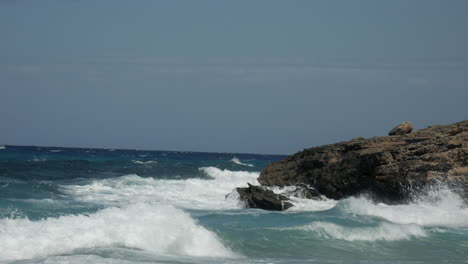 Mächtige-Wellen-Aus-Dem-Ozean,-Die-Auf-Felsen-Und-Steine-An-Der-Küste-Krachen