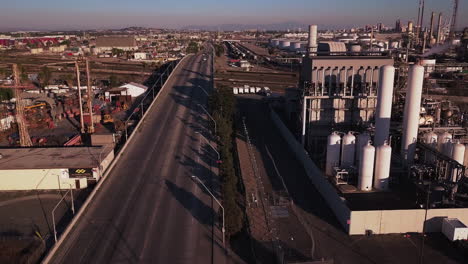 Luftaufnahme-Der-Breiten,-Nicht-überfüllten-Brückenstraße-über-Dem-Bahnhof-In-San-Pedro-Und-Im-Industriegebiet