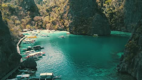 Barcos-Bangka-Atracados-En-Una-Hermosa-Laguna