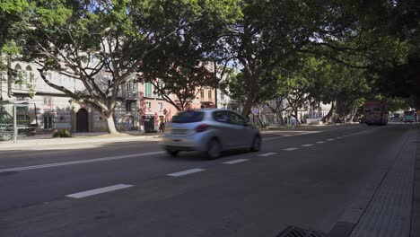 El-Autobús-Turístico-Rojo-Brillante-Recorre-La-Calle-Principal-De-Málaga-En-Un-Día-Tranquilo